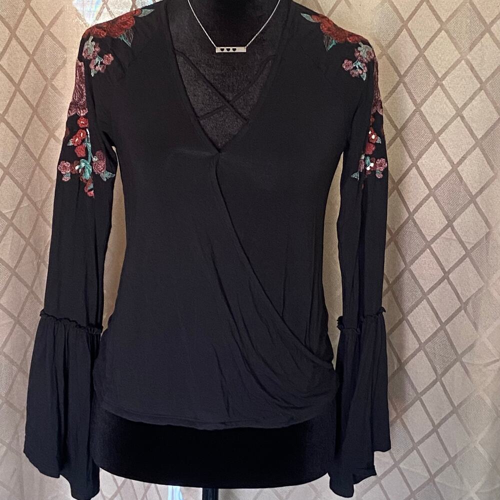 American Eagle Outfitters Soft & Sexy Embroidered Bell Sleeve V-Neck Tee Top XS